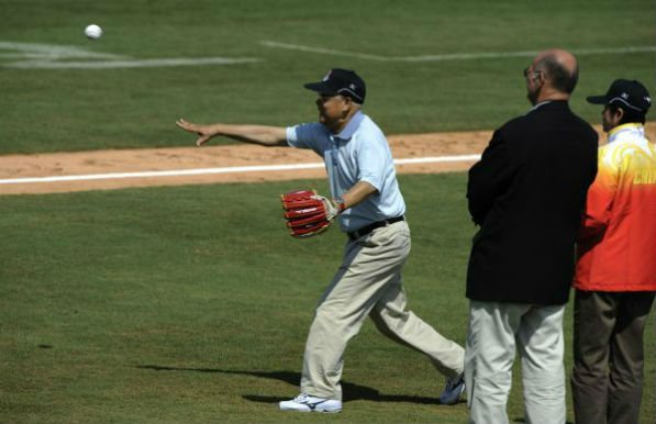 He Zhenliang kicked off the baseball Preliminaries Games 9 between China and Chinese Taipei in Beijing, on Aug. 15, 2008. Guo Lei Xinhua/China Features