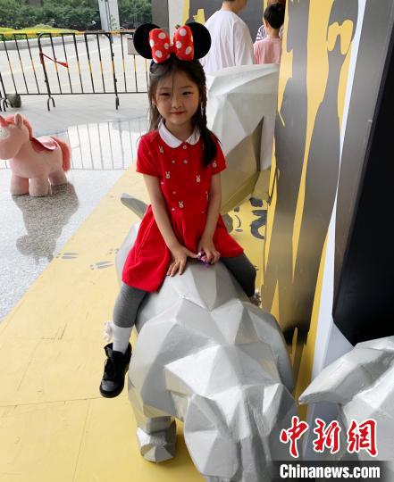 生活中的周昭妍是个爱美和喜爱动画片的一年级小学生。 被采访人供图 摄