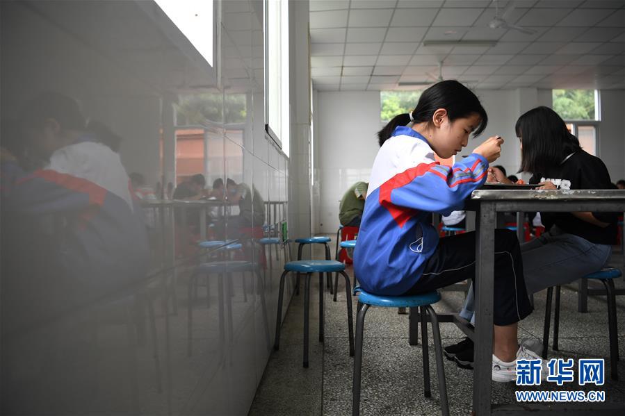 (脱贫攻坚·图片故事)(10)大山女孩:梦想不曾“弯腰”