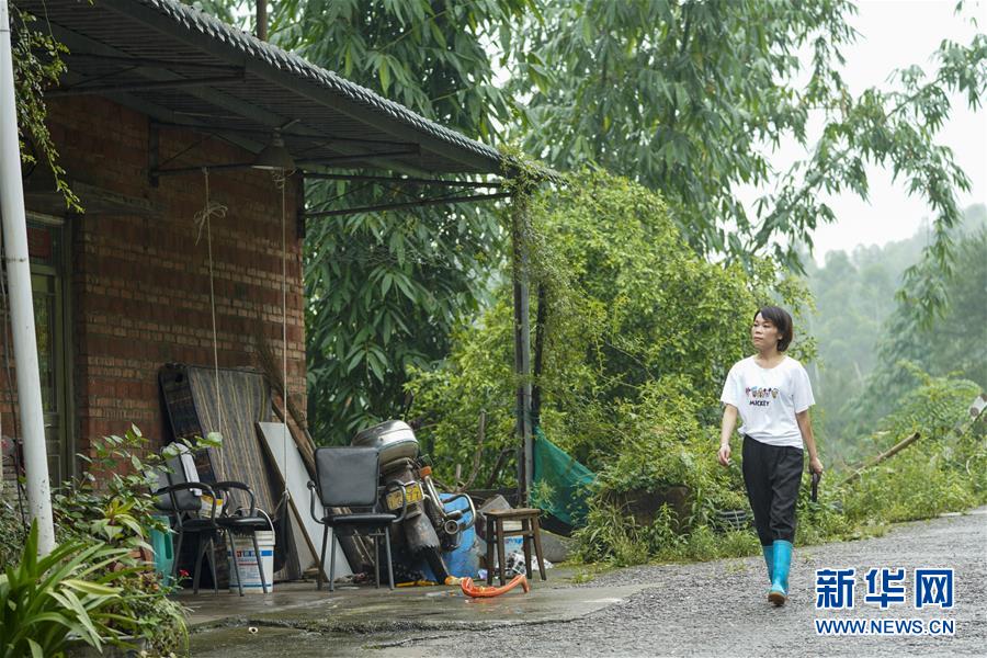 （图片故事）（7）重庆永川：雨中逆行者 守护百姓安全的地质灾害监测员