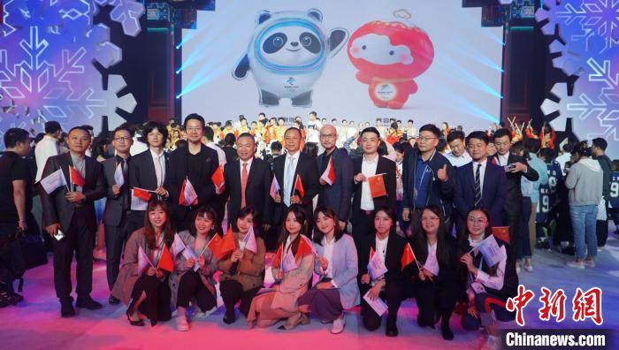 2019年，“冰墩墩”设计团队参加北京冬奥会和冬残奥会吉祥物发布会。(受访者供图/《中国新闻》报发)