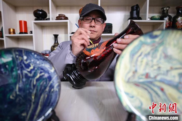 图为高焱的父亲高光友在制作大方漆器花瓶。 瞿宏伦 摄