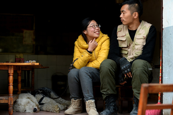 Ding Yizhou and Lai Min are taking rest at a restaurant in Liuzhou, Guangxi. Xinhua/China Features