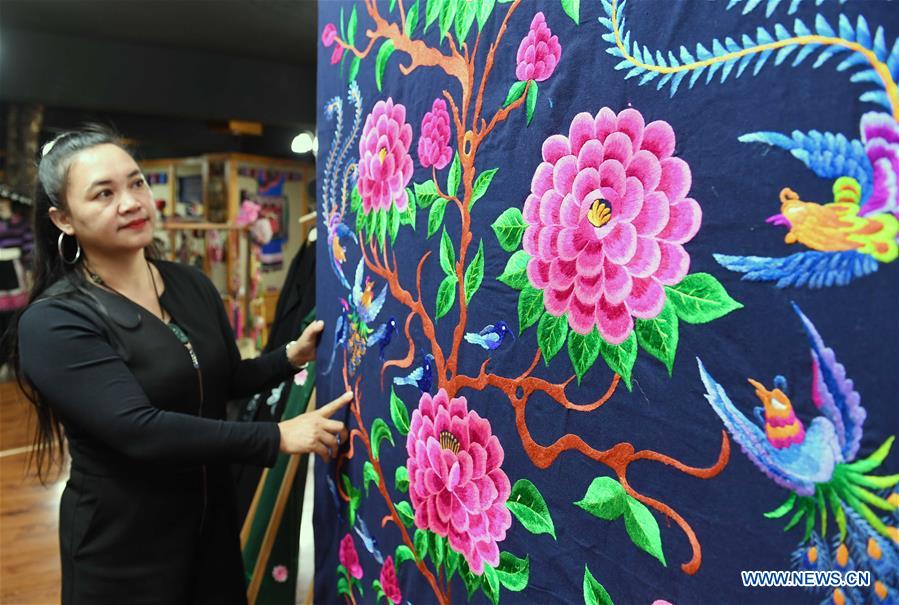 Pic story of inheritor of embroidery of Yi ethnic group in SW China's Yunnan