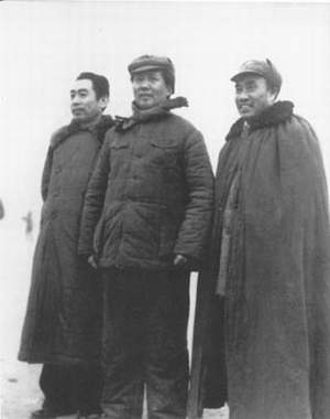 1946年11月19日，周恩来率中共代表团部分成员飞返延安。这是他回延安后和毛泽东、朱德在一起。