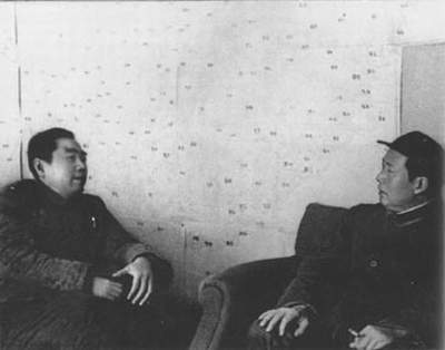周恩来和毛泽东一起运筹决策。