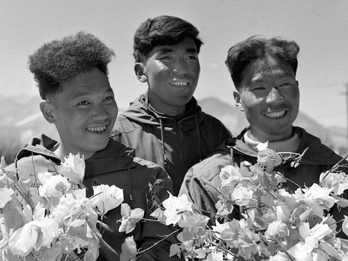 Chinese Mountaineers Who Conquered Mount Qomolangma Chinese Mountaineers Who Conquered Mount Qomolangma