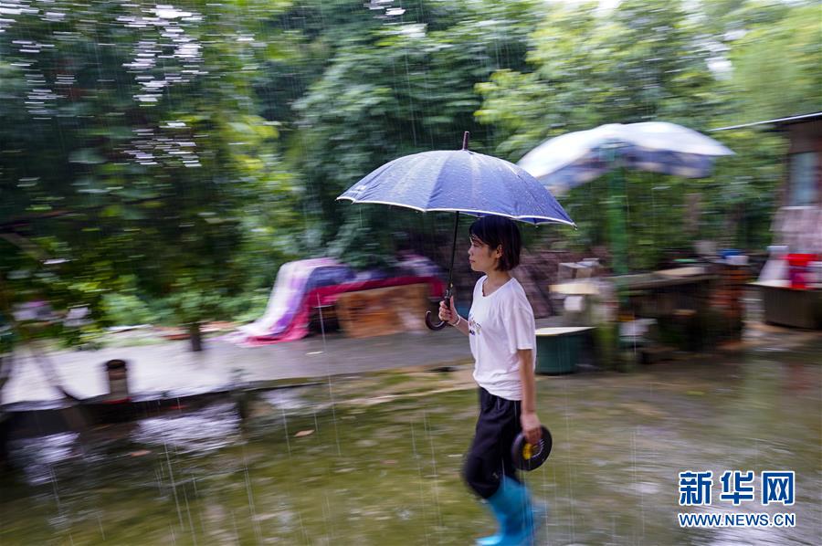 （图片故事）（1）重庆永川：雨中逆行者 守护百姓安全的地质灾害监测员