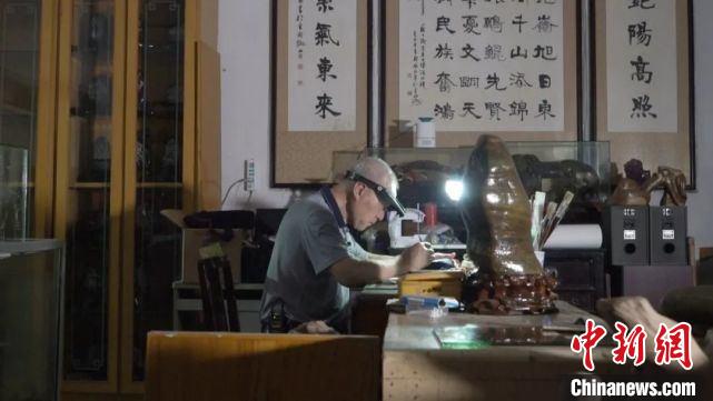 七旬老人郑寿根在石头刻画 兰溪融媒体中心提供