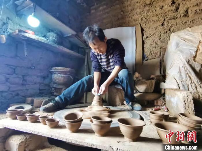 如今的赵碾陶器主要以瓦盆、茶盏、陶碗、花盆等为主。(资料图) 薛小瑞 摄