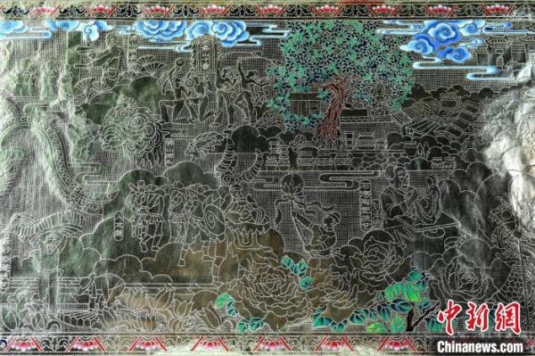 时下，饶宝莲正在创作一幅以佛山非遗为主题的铜凿剪纸。 陈骥旻 摄