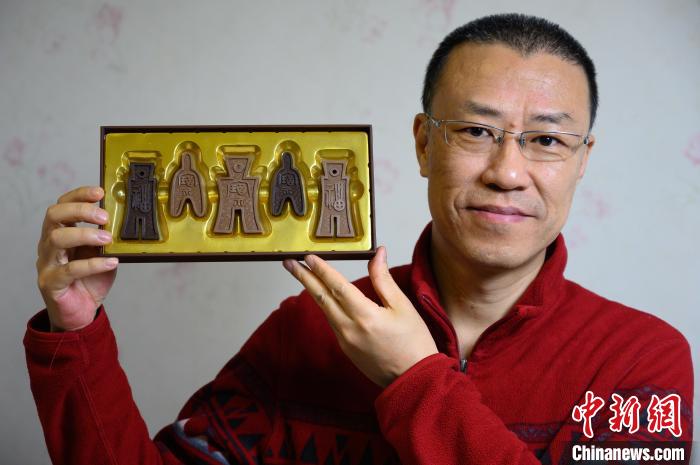 山西平面广告设计师孙晟展示他设计制作的布币巧克力。 韦亮 摄