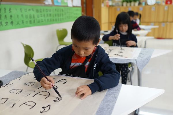 Students are learning to write Chinese characters 