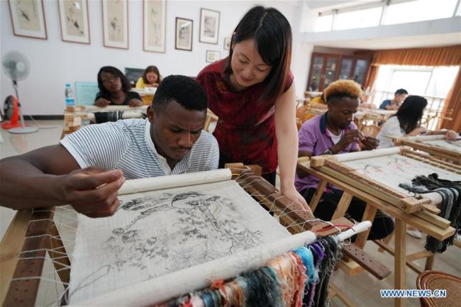 非洲留学生新余体验中国文化 African students learn about Chinese culture at Xinyu university