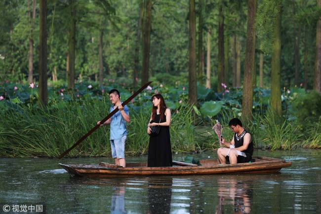 在水上森林中泛舟 Rowing through China's forest above water