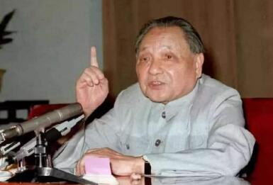 邓小平作报告：以“老实”为题