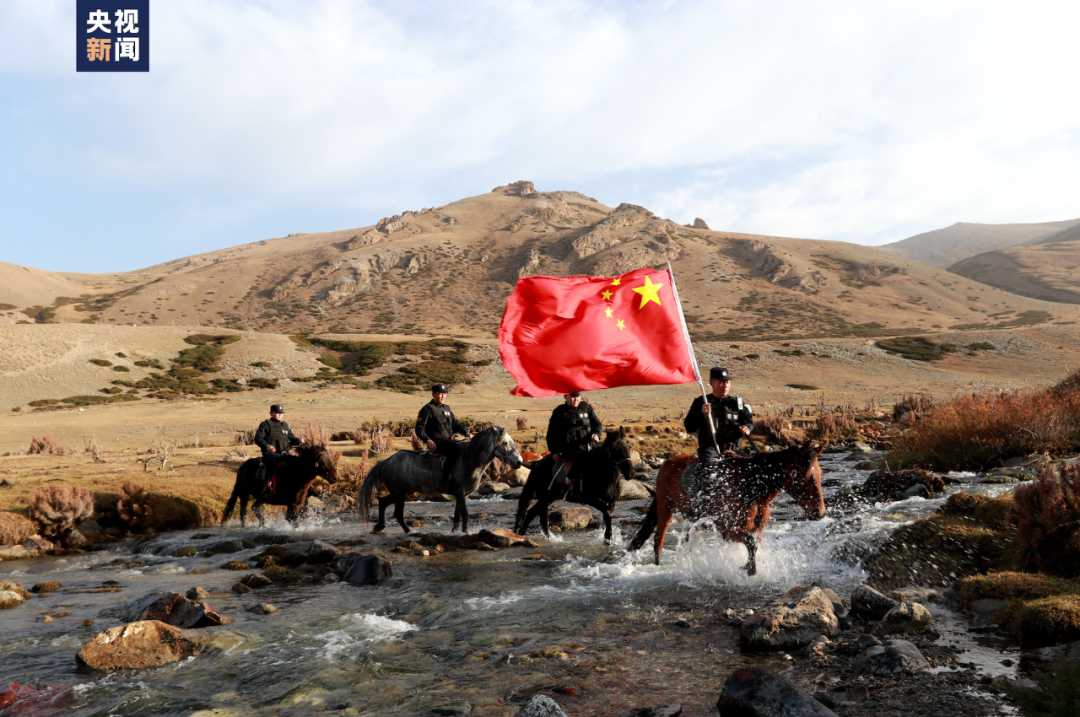 最强后援团牧民骑马擎旗来了